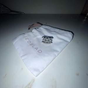 Säljer denna populära edblad ringen som är silver och skit snygg! Den gör verkligen outfiten coolare!!💕pris kan diskuteras 