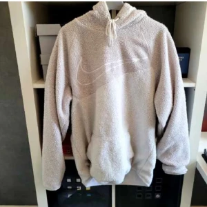 Nike sherpa hoodie - säljer för att den ej kommer till använding längre
