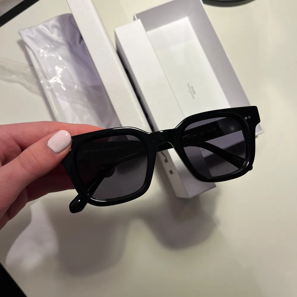 Säljer helt nya oanvända Chimi svarta solglasögon modell 04. Kompletta originalförpackning. Säljer pga dubbelköp.. Accessoarer.