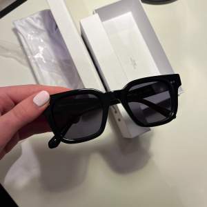 Säljer helt nya oanvända Chimi svarta solglasögon modell 04. Kompletta originalförpackning. Säljer pga dubbelköp.