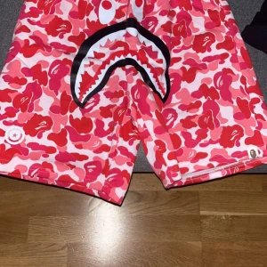 Bape shorts  - Säljer Bape shorts använda 1gång 300kr