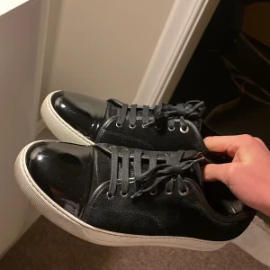 Lanvin - Lanvin ”DBB1” i mycket bra skick, kostar 4500kr nya. Storlek uk 8 vilket motsvarar ungefär 42/43