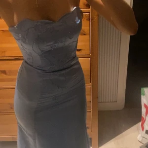 Balklänning - Ljusblå klänning med detaljer i fram och dragkedja i bak Kolla bio för mina mått Skriv om fråga elelr fler bilder😊