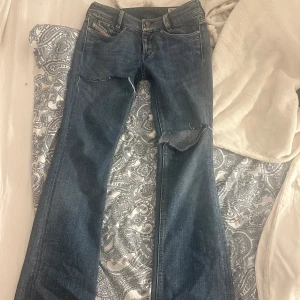 Lågmidgade bootcut jeans  - As kattiga lågmidgade bootcut jeans med väldigt bra kvalite,super trendiga och sköna,står ingen storlek men skulle säga att dom är som xs-s 💕💕