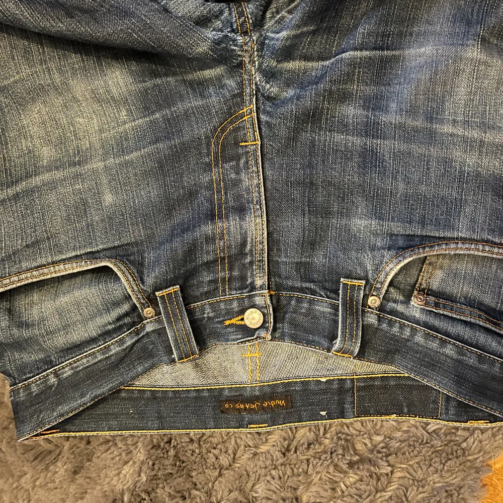 Snygga nudie jeans i marinblå färg. Passar till allt och riktigt bekväma! Skulle varmt rekommendera dessa. Hör av er vid frågor och funderingar.. Jeans & Byxor.