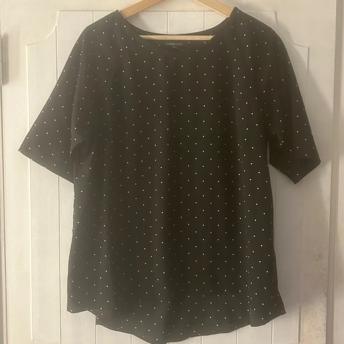 Svart blus med vita prickar