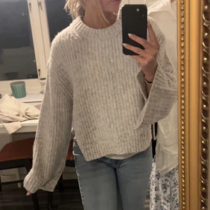 Stickar grå tröja🩶 - Tröja från gina tricot, jätte mysig och fin. Knappt använd💕Nypris 300kr, kan acceptera rimliga prisförslag☺️