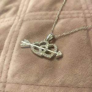 Halsband  - Jättegulligt halsband i silver som passar till allt 🤍 