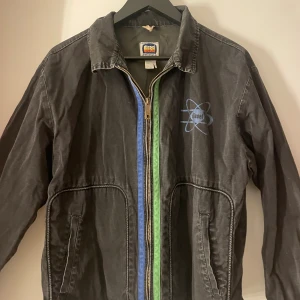 Diesel jeansjacka  - Mörkgrå/svart jeansjacka ifrån diesel med blåa och gröna detaljer i storlek S, passar även M!