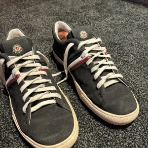 Moncler skor - Säljer mina moncler skor ÄKTA, storlek 40 men passar 41-42. Skorna är fräscha förutom innersulan som är väldigt sliten. Om du har fler frågor är det bara att skriva!