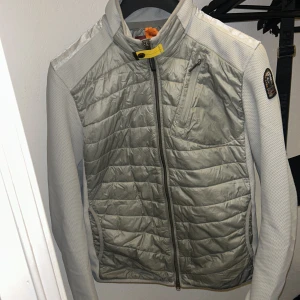 Parajumper Jacka  - Köptes i Göteborg på NK, knappt använd.  Vid snabb affär kan tänkas gå ner i pris!! 