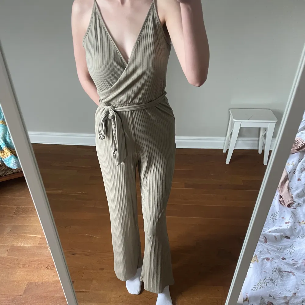 Beige ribbad byxdress. Lite för kort på mig som är 177 cm. Fint skick använd ca 1 gång. . Klänningar.