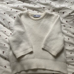 zara tröja - super söt stickad tröja från zara! Köpt för ca ett halvår sedan🤍  tröjan har en liten tråd som syns på sista bilden men som är knappt märkbar!