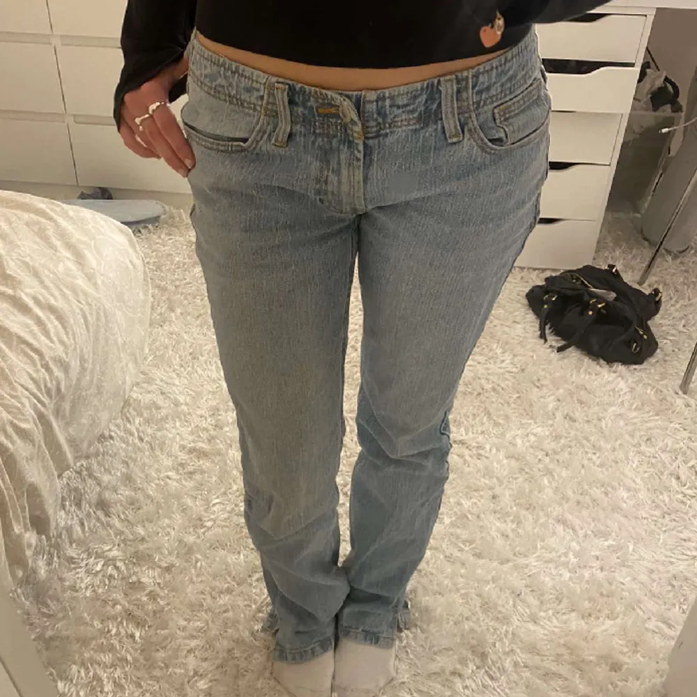 Lågmidjade raka jeans från Brandy Melville 🌟 Lite slitna längst ner men annars i bra skick! . Jeans & Byxor.