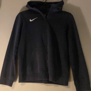 Nike zip tröja - Mörkblå Nike zip tröja. Okej skick. Storlek L. Nypris: 600