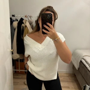 Stickad väst  - Stickad Väst från Ginatricot, från barnavdelningen storlek 140. Passar vuxen s också. Helt ny endast provad 