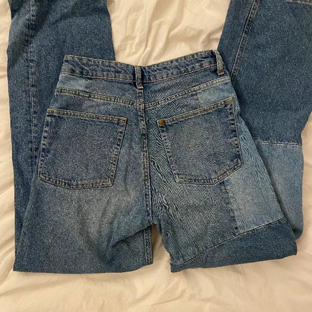 Högmidjade straight jeans från hm recycled collection. De har ett litet hål på insidan av låret (bild 3) men är annars i bra skick. 75 cm vid innerbenet och 34 cm i midjan mätt rätt över jeansen. Jag säljer då de inte kommer till användning längre❤️. Jeans & Byxor.