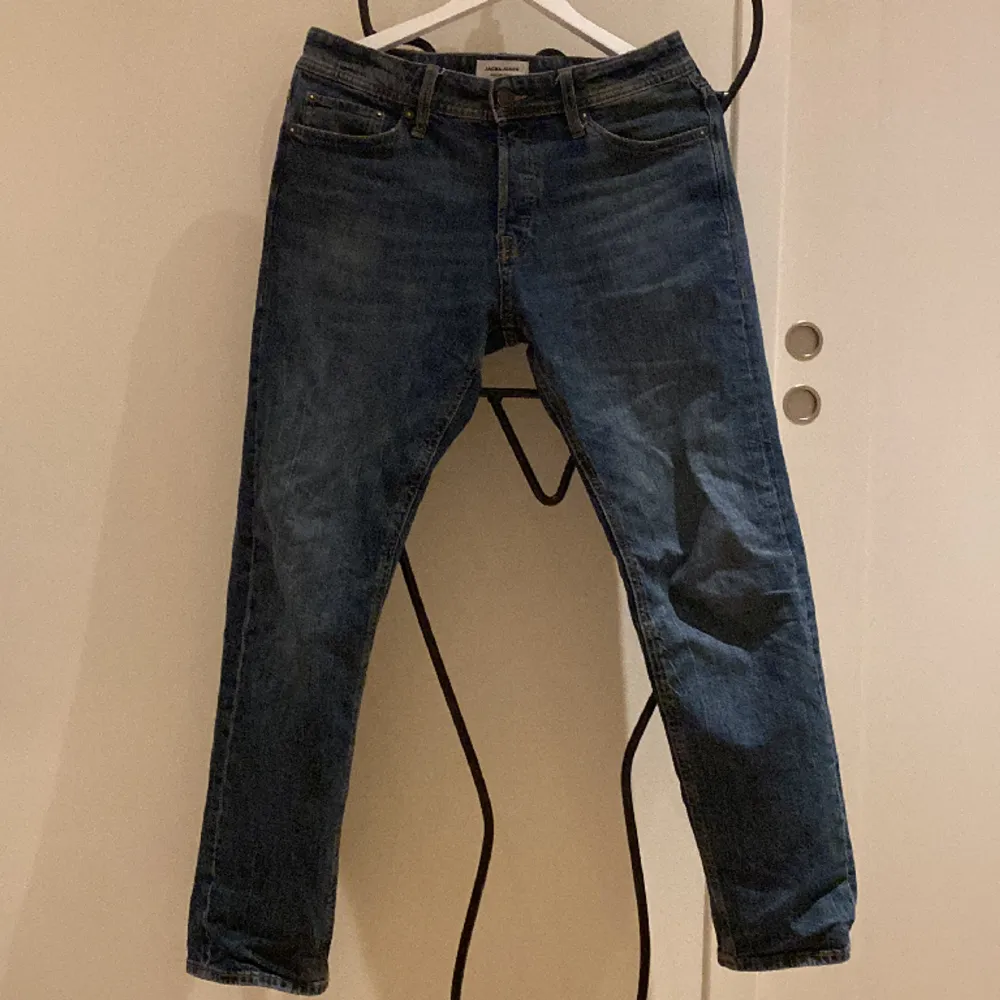 säljer dessa sjukt snygga jeans köpta från Jack & Jones för 800kr! Säljer för 399! Priset är såklart inte hugget i sten 😁skick 10/10✅. Jeans & Byxor.