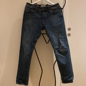 Jack & Jones Jeans - säljer dessa sjukt snygga jeans köpta från Jack & Jones för 800kr! Säljer för 399! Priset är såklart inte hugget i sten 😁skick 10/10✅