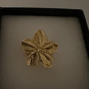 Ring Blomma - Trendig ring i guld. Justerbar och rostfritt stål!