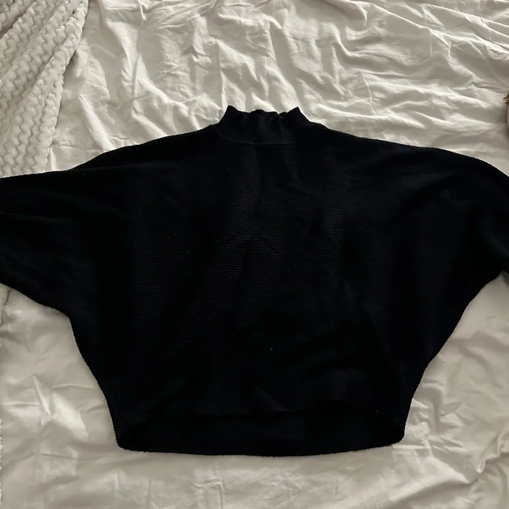 Säljer nu min svarta stickade tröja från zara , andvänd ett fåtal gånger . Tröjor & Koftor.