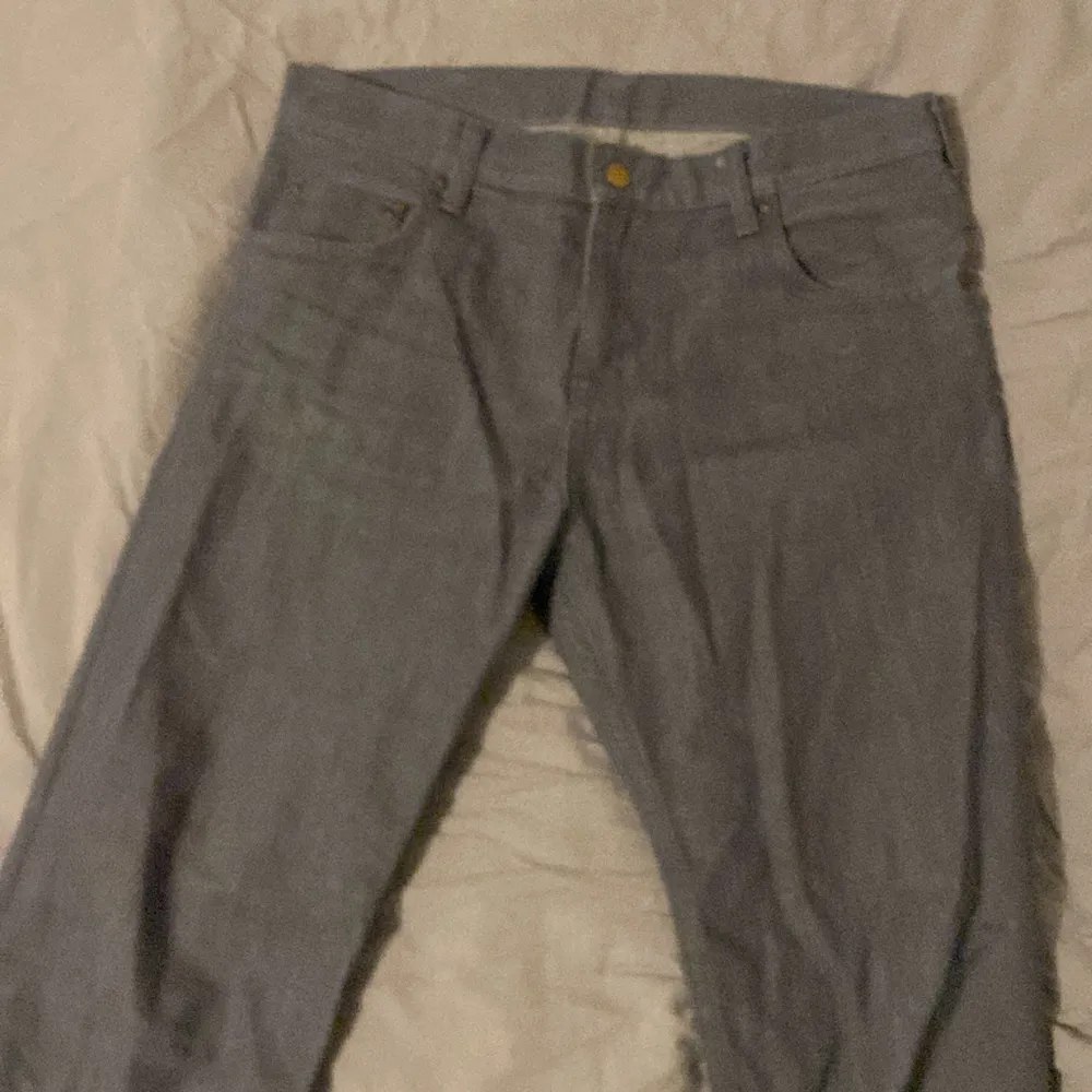Fina grå Carhartt jeans. Dock för korta för mig. Använt 1 gång . Jeans & Byxor.
