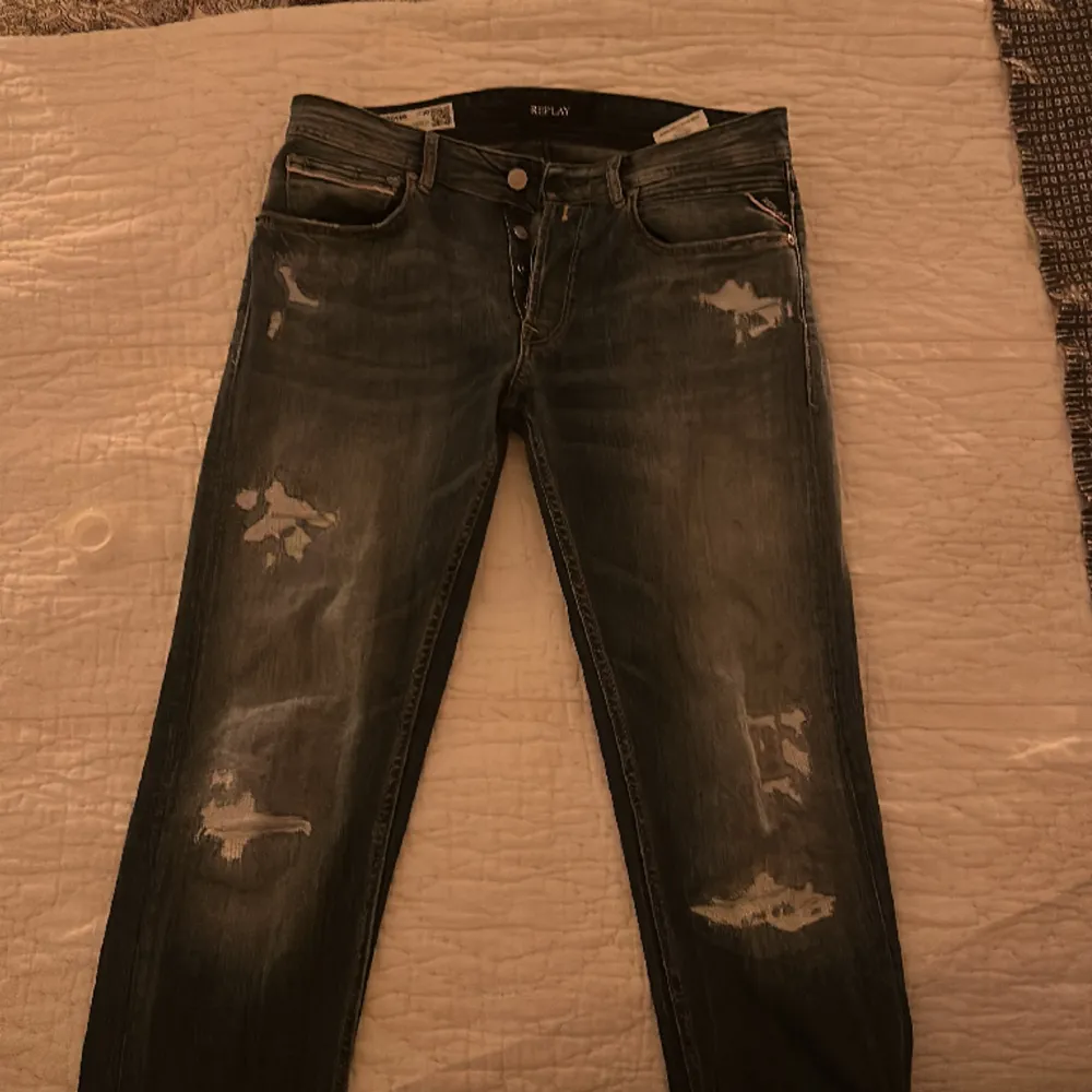 Ett par replay jeans av modellen grover i storlek 30/32 säljes! Dom är nästan helt nya och sitter lite åt de tajtare hållet. . Jeans & Byxor.