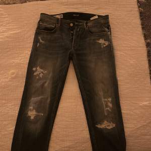 Ett par replay jeans av modellen grover i storlek 30/32 säljes! Dom är nästan helt nya och sitter lite åt de tajtare hållet. 