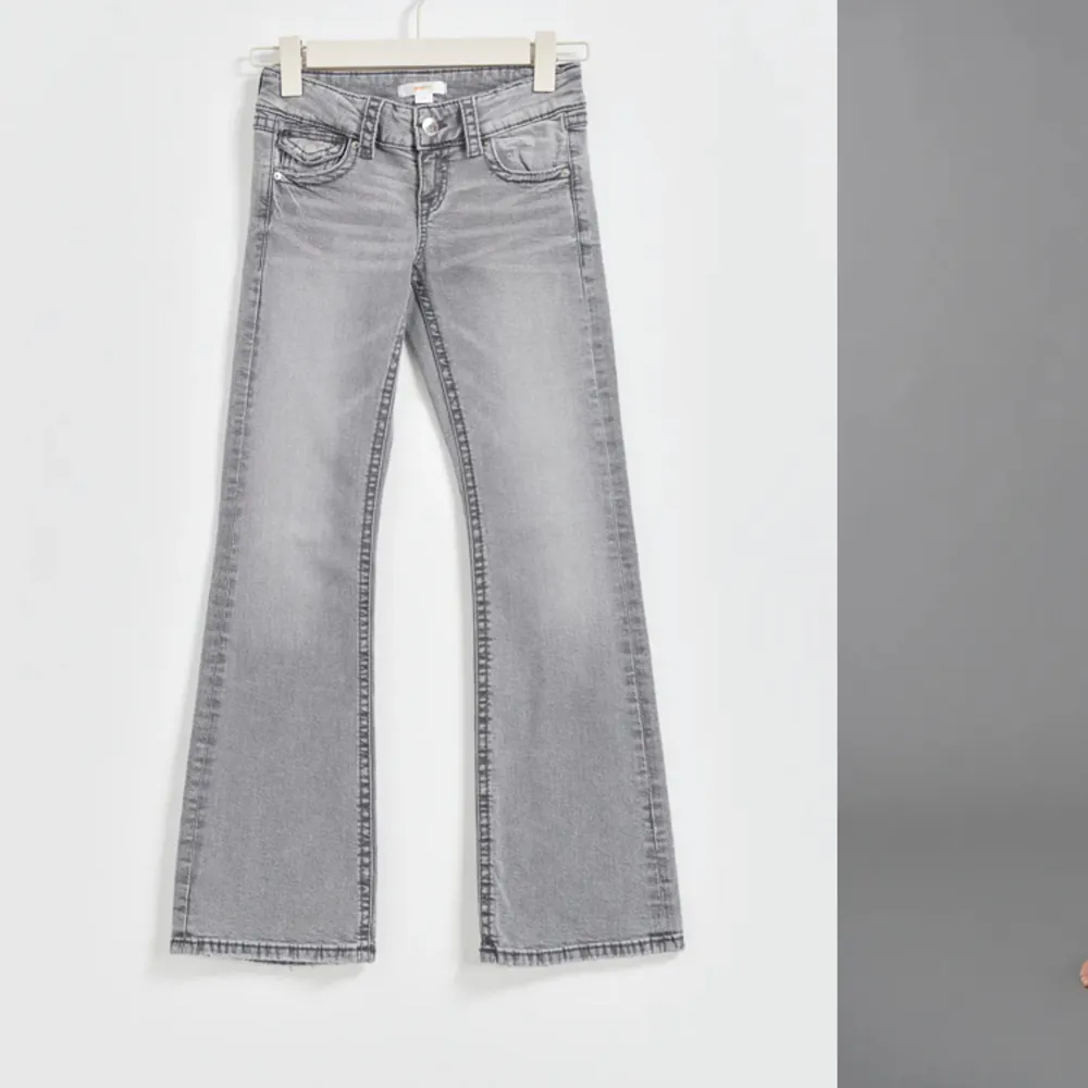Superfina lågmidjade bootcut jeans i superfint skick. Strl 146. Blev snabbt för små så inte mycket använda. Skicka gärna meddelande vid frågor och prisförslag. Koll gärna in mina andra annonser också. . Jeans & Byxor.