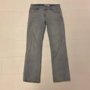 Levi’s jeans ljusblå 551Z. Raka jeans som är lagom baggy. Är i bra skick förutom en defekt på baksidan. Se bild 3. Tveka inte att höra av er.