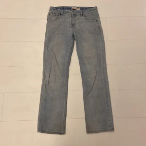 Levi’s jeans - Levi’s jeans ljusblå 551Z. Raka jeans som är lagom baggy. Är i bra skick förutom en defekt på baksidan. Se bild 3. Tveka inte att höra av er.