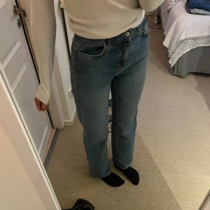 Blåa jeans  - Blåa jeans från Pieces köpta på Vero Moda✨✨ sitter bra på mig som är lång!! Har en extra knapp så de sitter bättre i midjan! Storlek 30/32