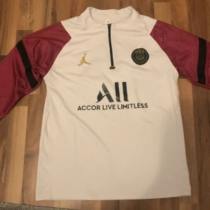 PSG X JORDAN  - Säljer en tvär fet PSG travksuit. Ställ frågor och be om fler bilder om ni vill. Pris kan även diskuteras. 