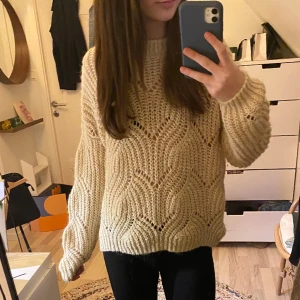 Stickad tröja - Jättefin stickad tröja med lite detaljer, använd fåtal gånger och sticks inte💓💓
