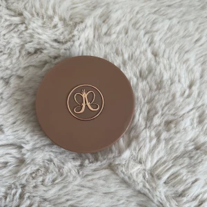 Anastasia cream bronzer  - Säljer min inprincip nya Anastasia bronzer pga att färgen tyvärr inte passade mig! Endast använd ca 5 ggr 🩷 Nypris: 359kr Säljer för: 239kr