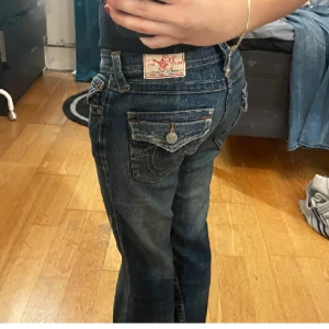 True religon SÖKER - Hej, söker ett par true region jeans ljusblåa/Blå. Är 176 ish storlek W31 och L34-35 i jeans. 90s Boot eller liknande. Breda vid benen men inte FÖR breda. Kan lägga Max 800 plus frakt eller 900kr och frakt ingår🥰 BILDEN ÄR LÅNAD IFRÅN HÄR PÅ PLICK!