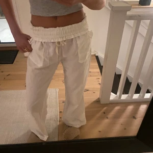 Vita linnebyxor - Jättesköna och fina linnebyxor i storlek xs, säljer pågrund av att jag har ett par andra liknande☺️