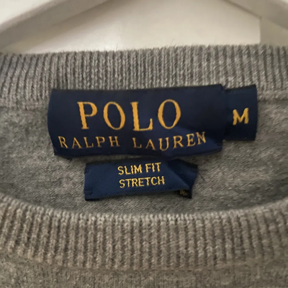 En Polo Ralph Lauren fin stickad tröja som är sparsamt använd. Storlek M men är mer som en S. Köpt för 2195kr. Hör av er vid fler frågor!   . Tröjor & Koftor.