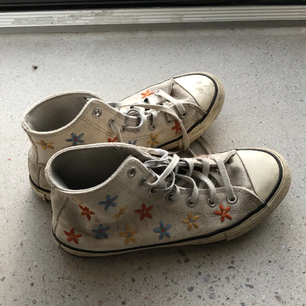 Converse med broderade blommor! . Skor.