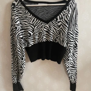Zebra tröja  - Den är väldigt snygg och i nyskick köpt för 400kr säljer nu för 100kr, skriv för fler frågor osv 🤗🫶🏻