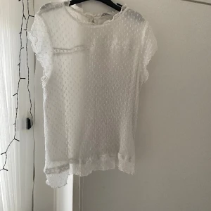 Blus - Super gullig blus från only💋 storlek 36 skulle säga att den sitter som en S❣️ passar perfekt nu till sommaren och våren 
