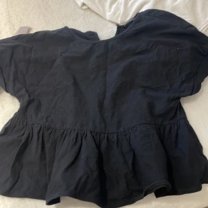 volang topp  - gullig med volanger nere! fri frakt