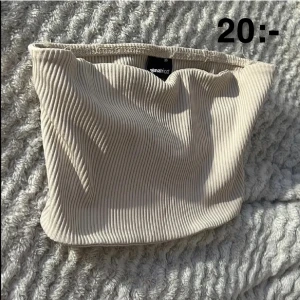 Topp - Beige ribbad bandeautopp från Gina Tricot