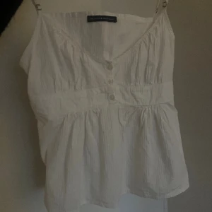 Brandy melville linne - Jätte fint, inga defekter och har använt den väldigt sparsamt!  Den är i one size men passar mig som är xs/s i vanliga fall💓 Axelbanden är justerbara