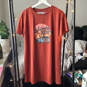 Klänning - En T-shirt klänning från Shein