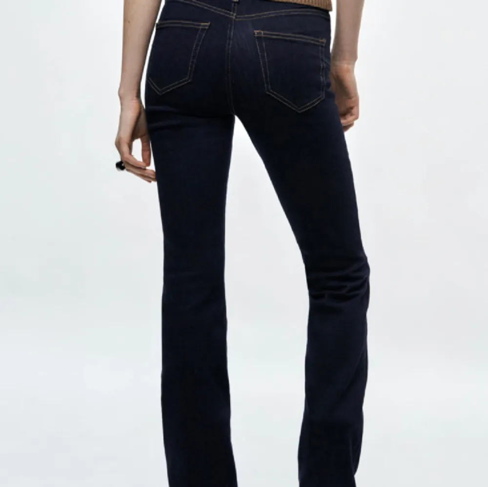 Säljer dessa nästan helt nya jeans ifrån zara💓 köparen står för frakten . Jeans & Byxor.