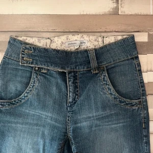Low waist jeans - Lågmidjade vintage jeans med en unik touch. Endast använda 4-5 gånger! 33,5 cm i midjan & 105 cm från midjan neråt!
