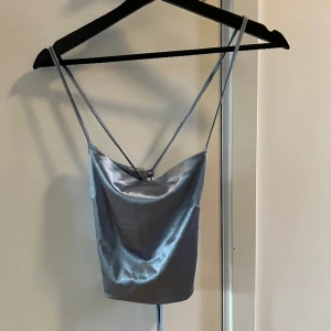 Söta toppar - Bild 1: Blå topp med snörning i ryggen  Bild 2: orange tröja med snörning fram till.  Bild 3: Rosa topp  Storlek xs/s på alla topparna  50kr/st! 