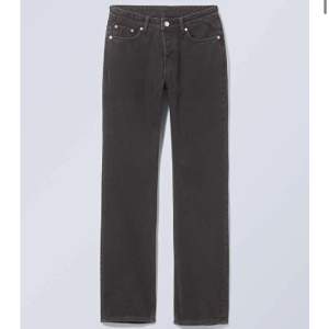 Lågmidjade jeans från weekday i mörk grå, helt oanvända men utan någon prislapp 🤍ord.pris 590 