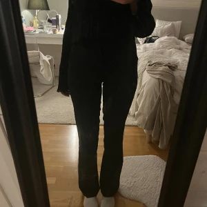 Kostymbyxor  - Svarta kostymbyxor från BikBok säljer då de är för små för mig💝💝 Skriv privat för frågor🤩🤩